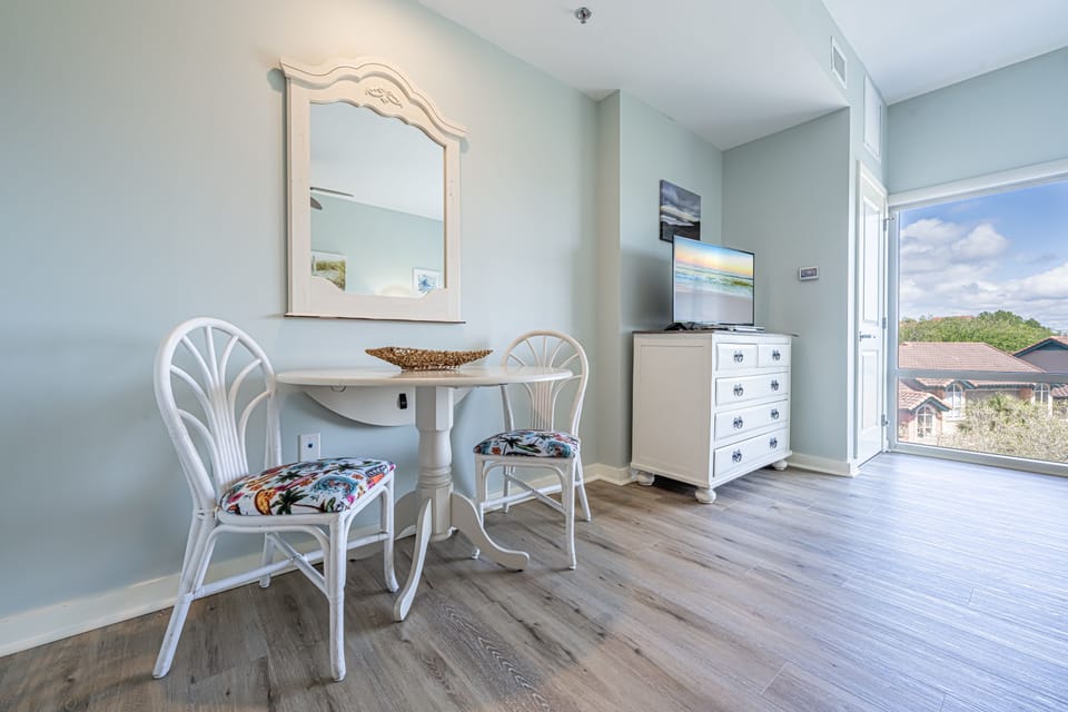 Suite Dinette Area
