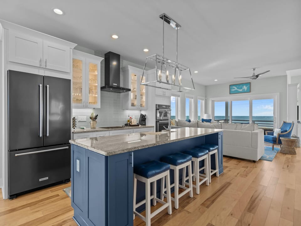 Fully Equipped Kitchen with Stainless Steel Appliances and Breakfast Bar Seating for 4