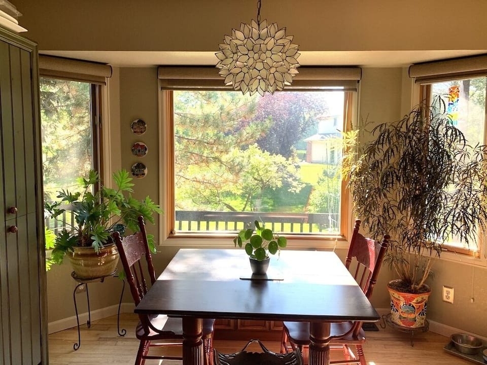 Breakfast nook - right off of kitchen