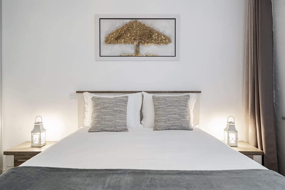 Room with a double bed with modern and cozy decor, ideal for a couple.