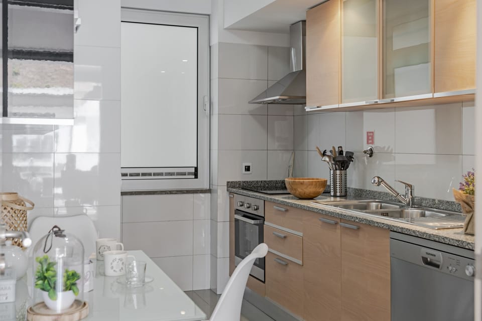 Fully equipped kitchen with dishwasher, microwave and oven.