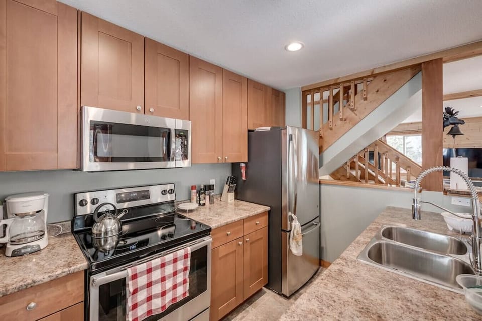 It`s comfortable for 2 people to be cooking at once