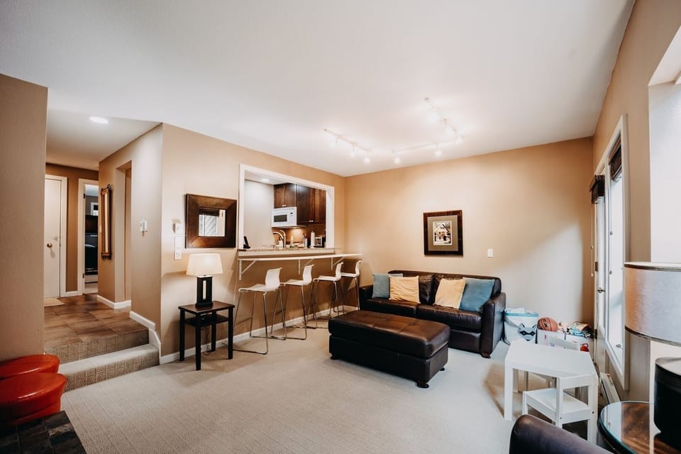 Home Decor, Furniture, Indoors, Living Room, Table