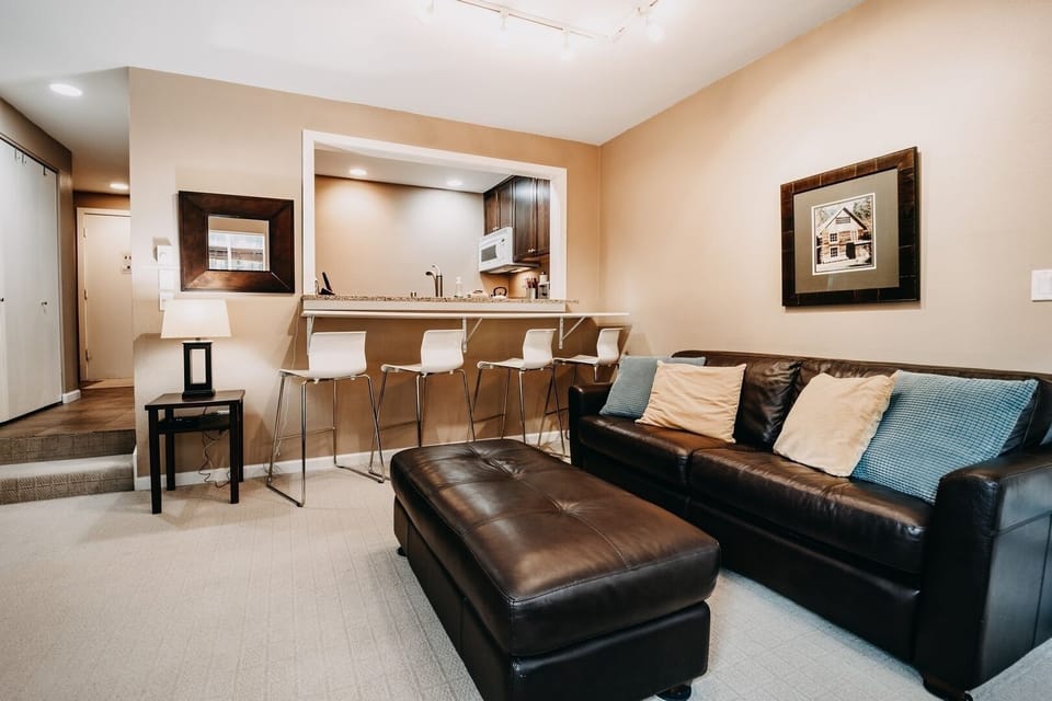 Home Decor, Furniture, Indoors, Living Room, Couch