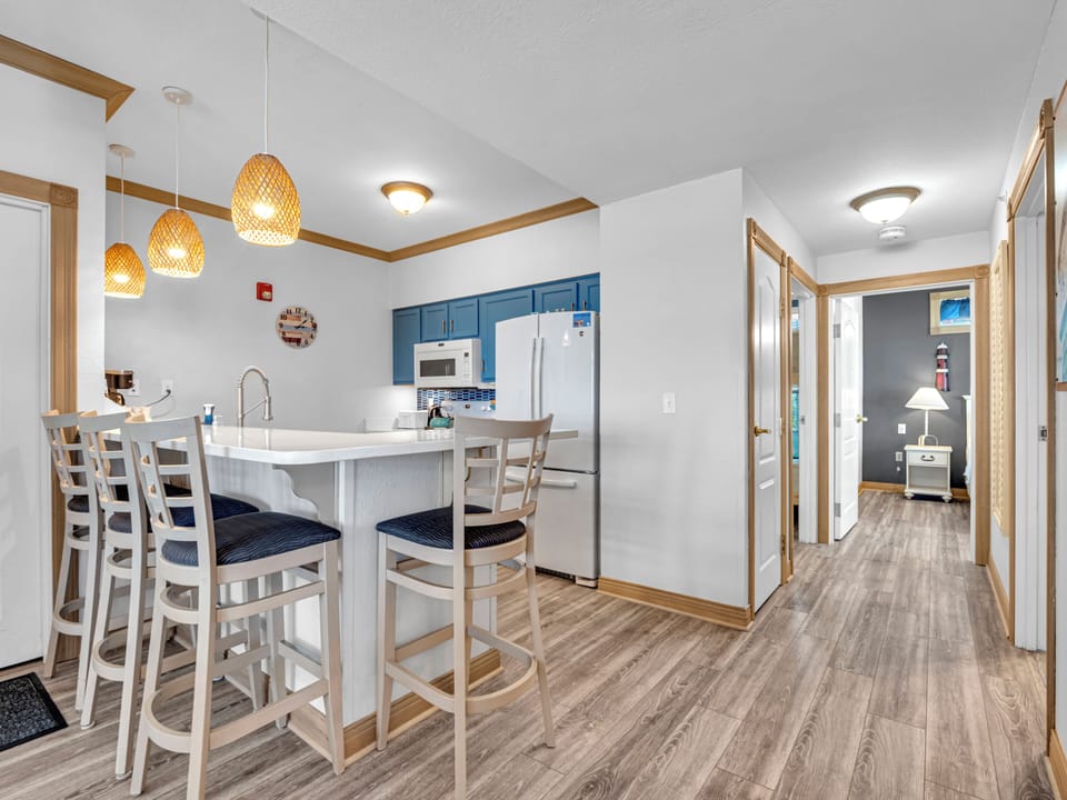 breakfast bar/kitchen