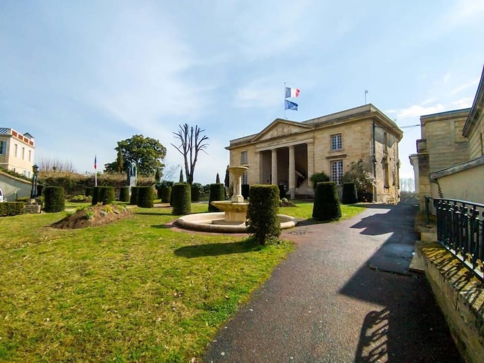 The town hall of Castillon-la-Bataille, on the way to the Porte du Midi called Porte de Fer