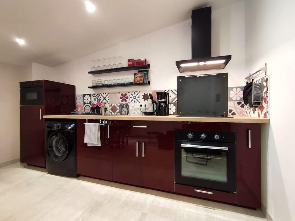 The fully equipped kitchen