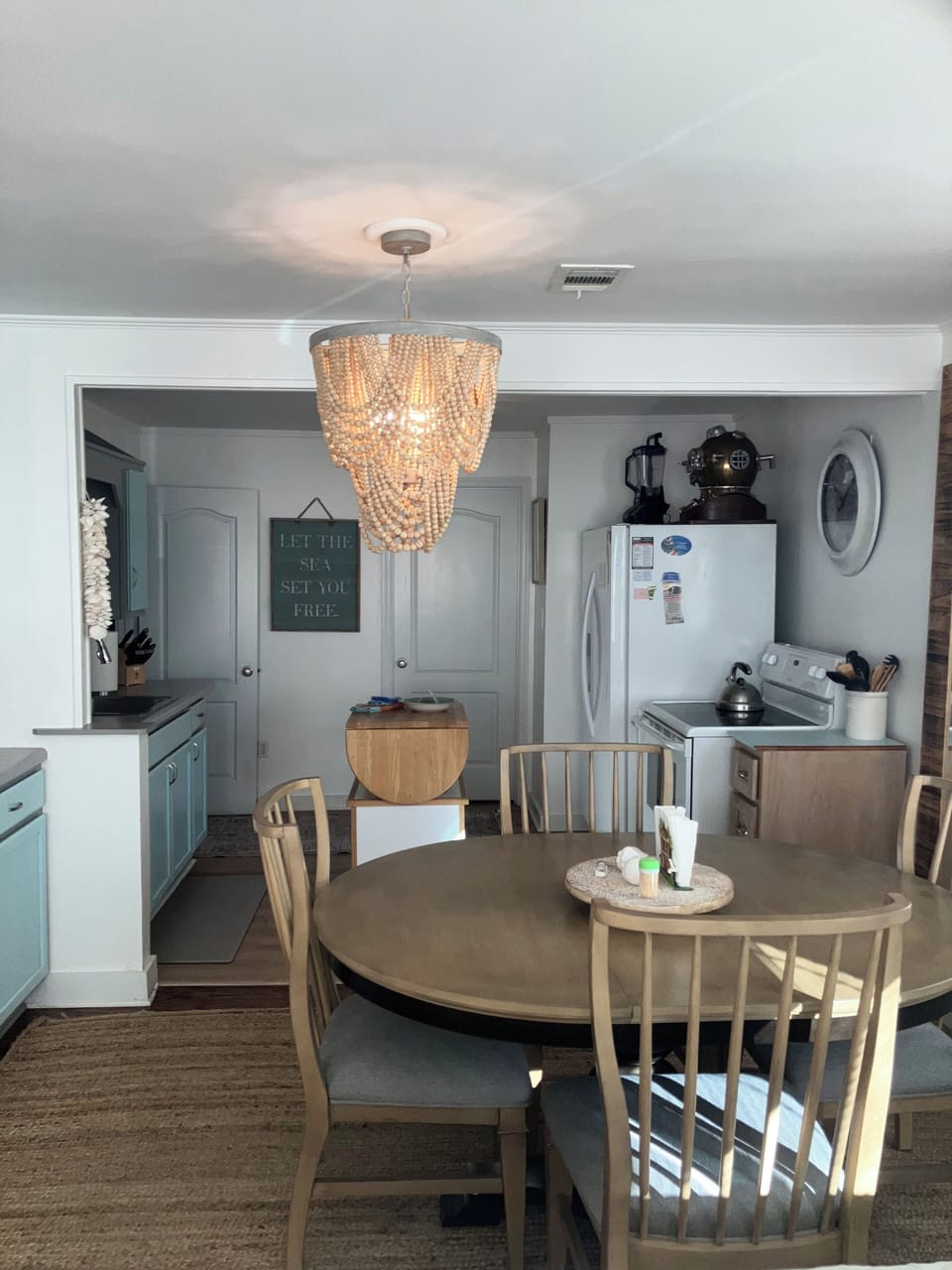 Beautiful Dining Room for gathering. 