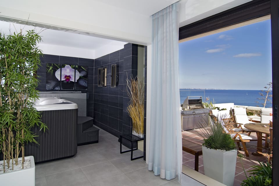Casa Sara: The spa area with whirlpool is located directly next to the living room. The large sliding glass doors give direct access to the terrace with stainless steel kitchen and the fantastic panoramic view of the sea and the various beaches.