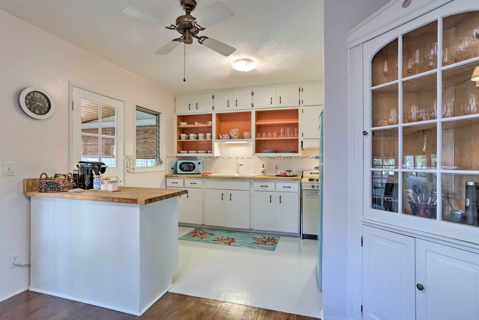 Well-Equipped Kitchen | Toaster