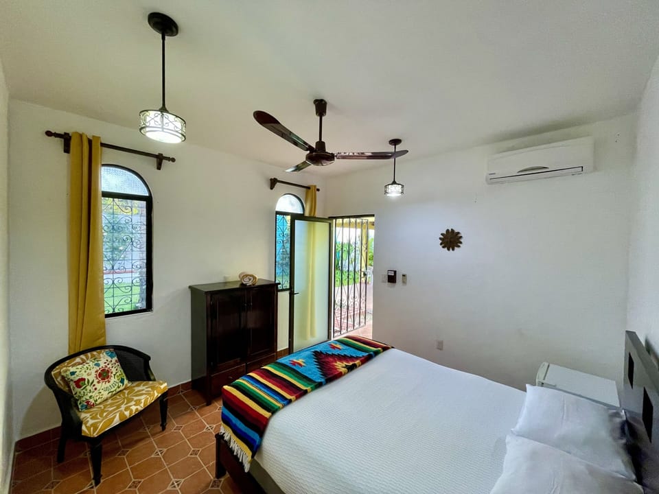 Casita 2 (Yellow room) Queen bed, full bath, mini fridge
