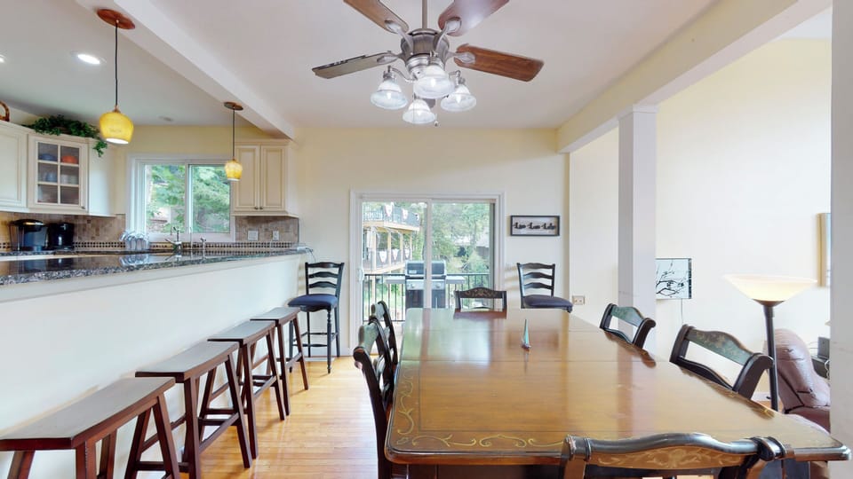 Dining area and breakfast bar