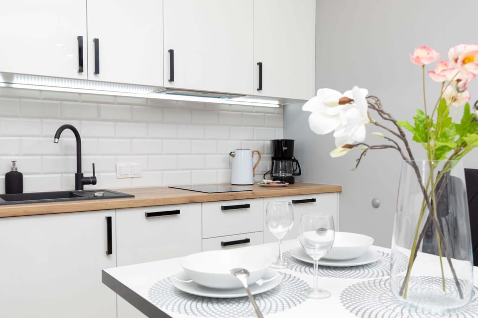 Kitchenette with plenty of kitchen utensils and dishes. 