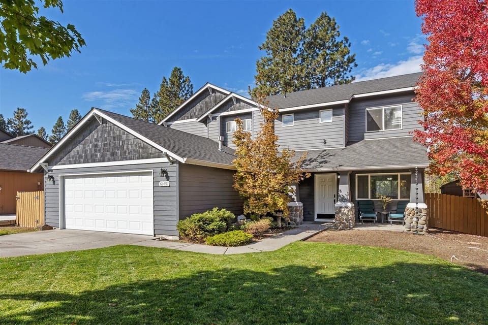 Rock Bluff Lane, Sleeps 10, pet free, A/C, fenced backyard, hot tub