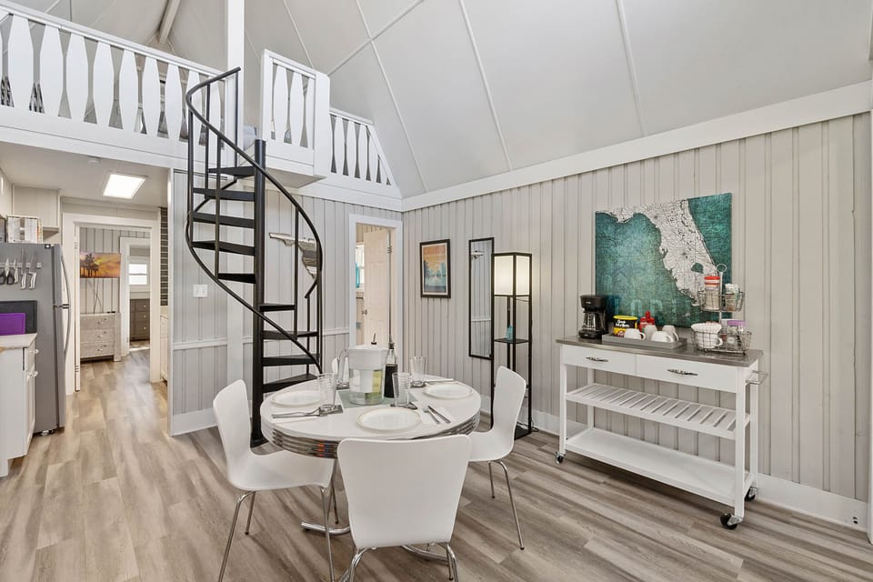 Groovy, Family-Friendly A-Frame: 30-40 min to Disney and Universal theme parks House in Clermont