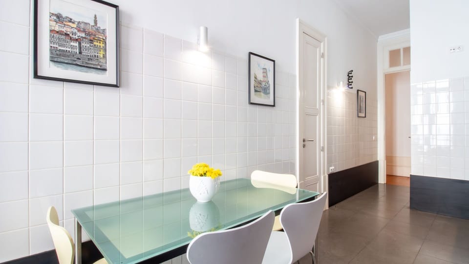 This dedicated dining space, illuminated by bright wall lighting, provides a comfortable spot for enjoying homemade meals or planning your daily adventures. The vibrant yellow flowers add a cheerful touch, making every meal a delightful experience.