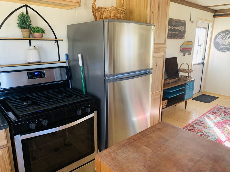 Kitchen 
Stove refrigerator 