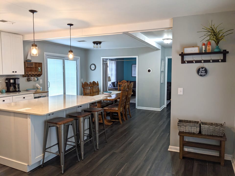 Modern open concept kitchen/dining room with quartz countertops