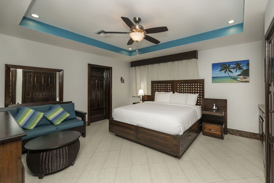 Bedroom 2-Can be made into a King Bed or 2 Twin Beds