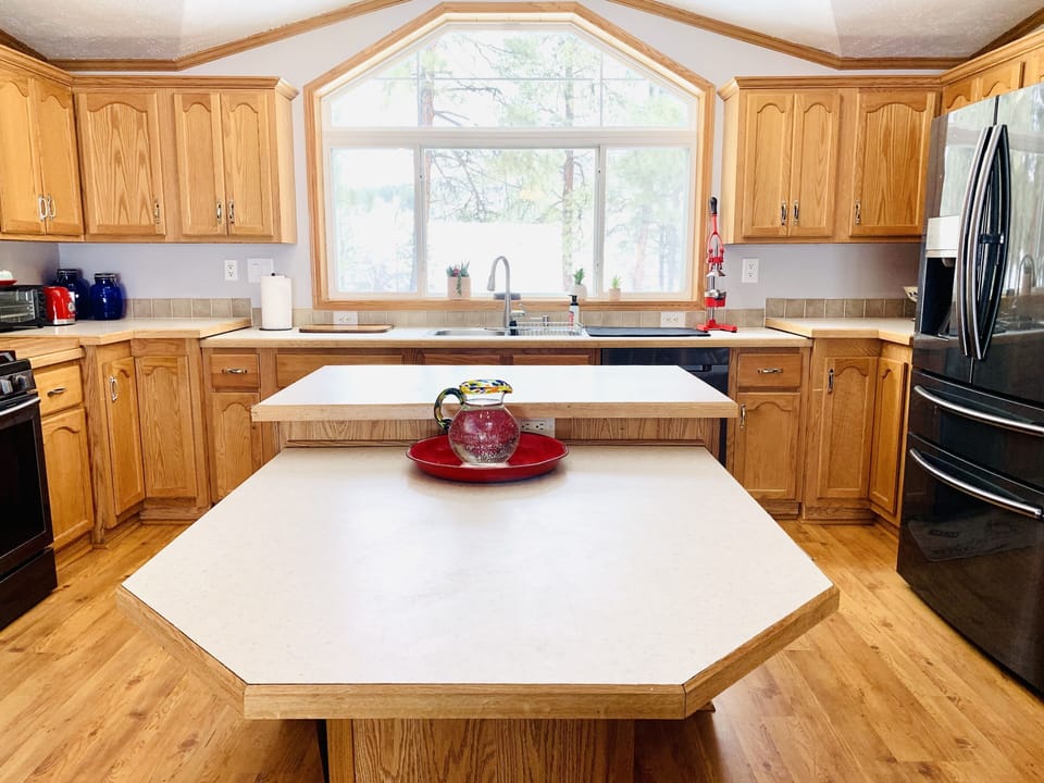 Spacious, fully furnished kitchen