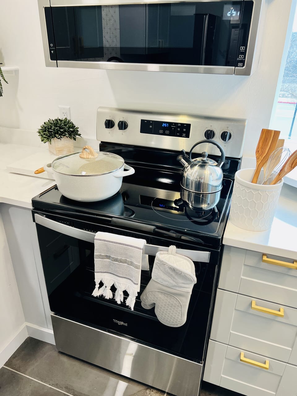 Cook meals, or walk to fantastic restaurants within 2 minutes!