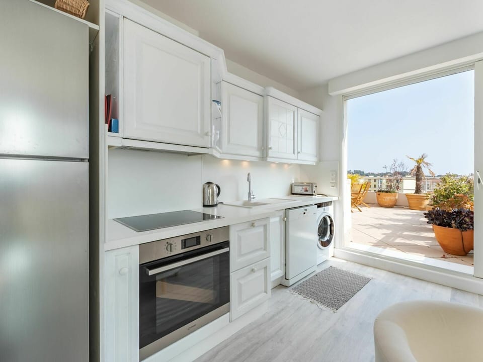 Countertop, Cabinetry, Property, Plant, Flowerpot, Kitchen Stove, Houseplant, Kitchen, Window, Kitchen Appliance