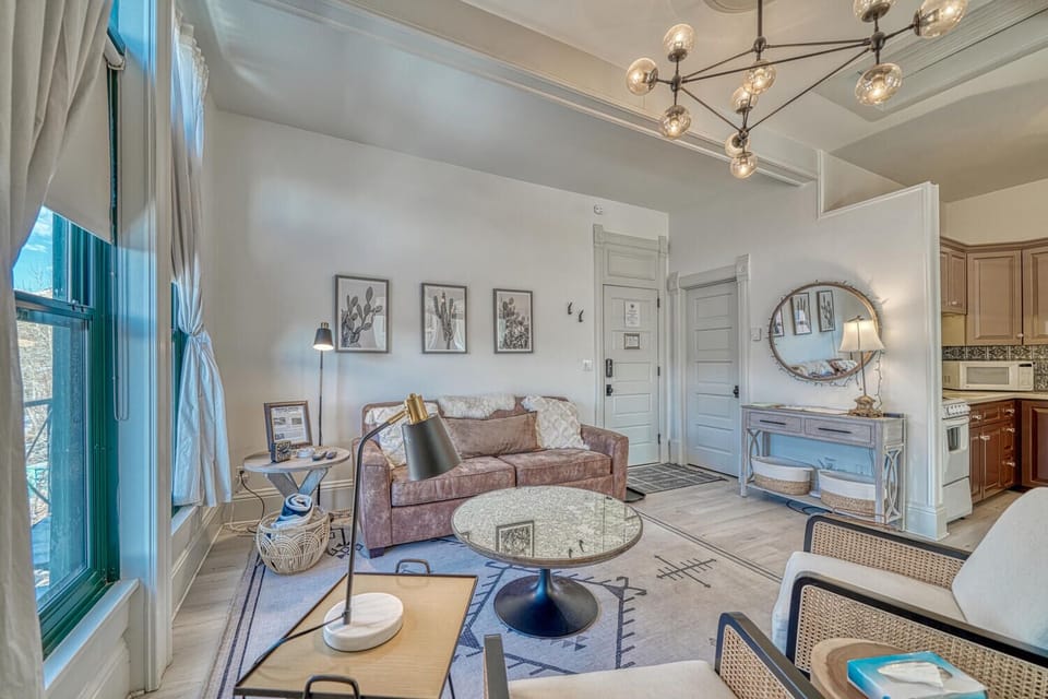 ~Streaming and Cable TV
~A/C
~Newly Remodeled
~Spacious open concept living area
~Pull Out sleeper sofa