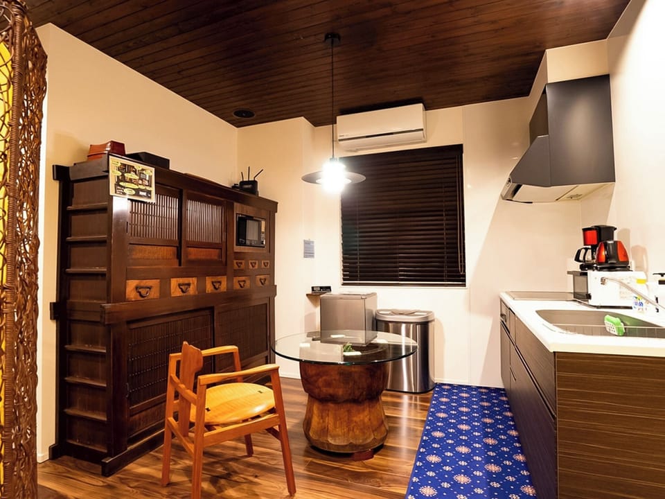 ・[Kitchen on the 1st floor] There is a table and chairs, so you can enjoy cooking while talking with your family and friends.