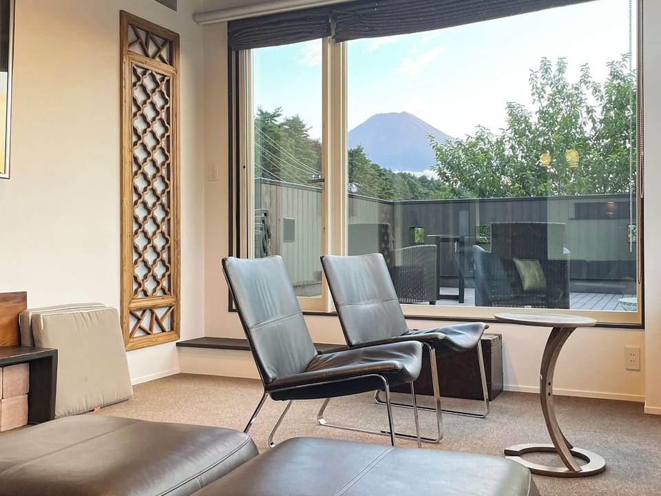 ・[2nd floor living room] You can see the magnificent Mt. Fuji