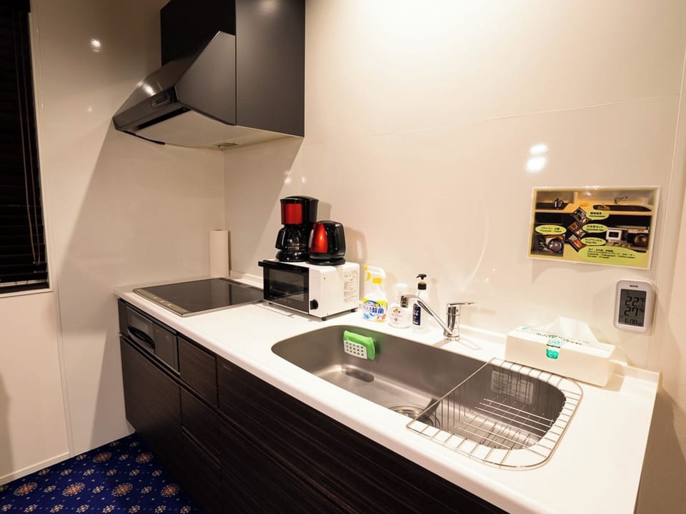・[1st floor kitchen] A spacious sink. We also have coffee makers, pots and microwave ovens.