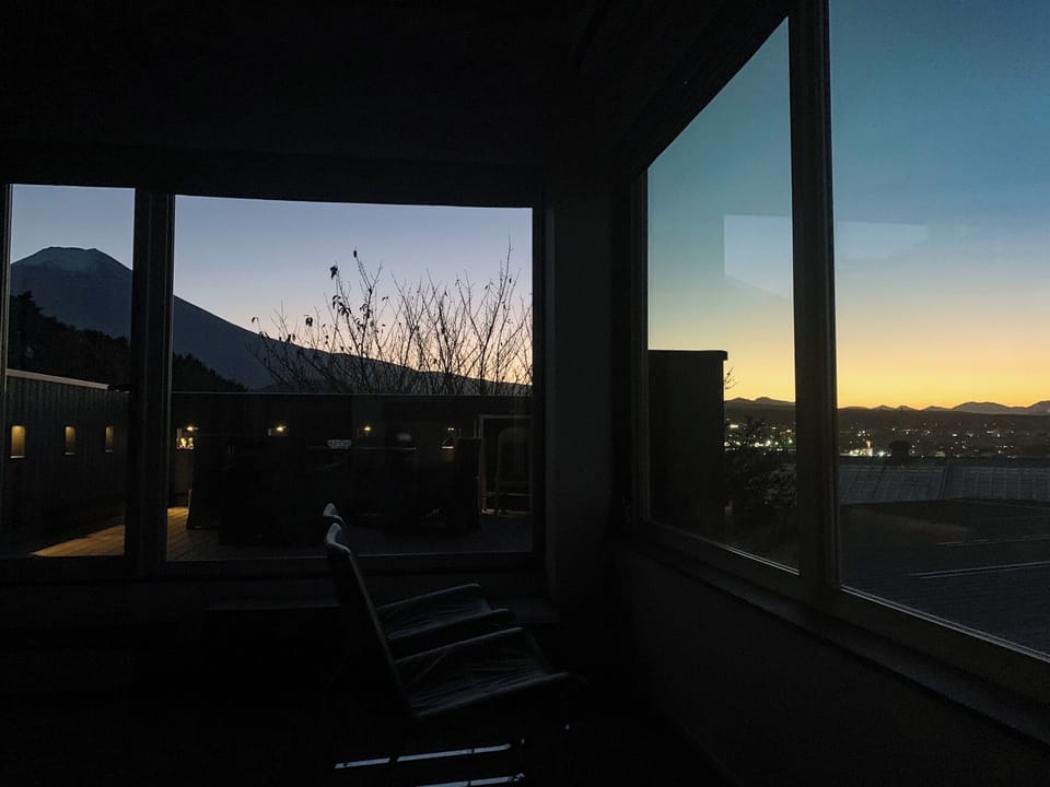 ・[2nd floor living room] You can see the fantastic view of Mt. Fuji at dusk from the living room