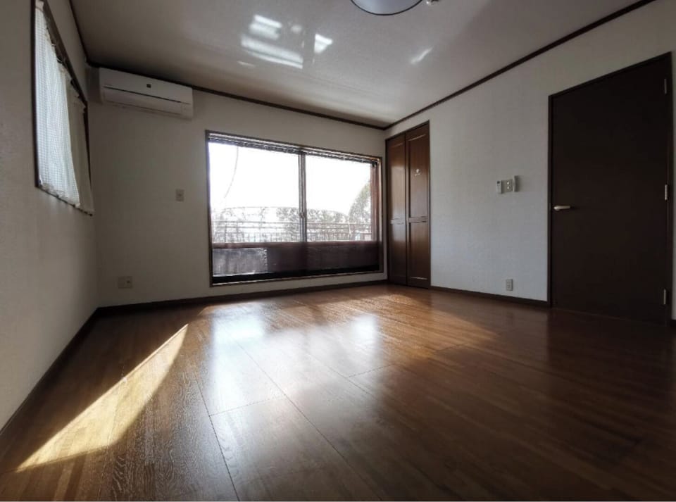 Bedroom B 9 posts