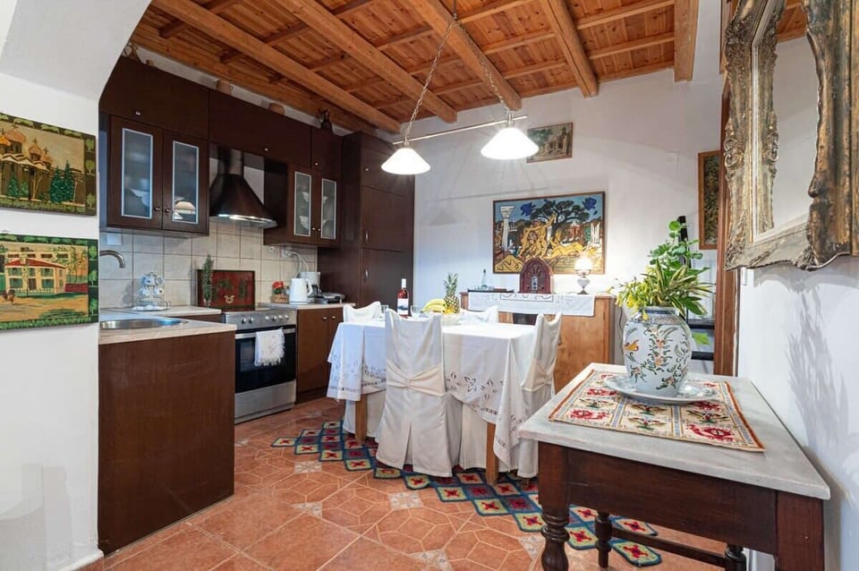 Fully equipped kitchen – Spacious kitchen with wooden ceiling and full amenities.

