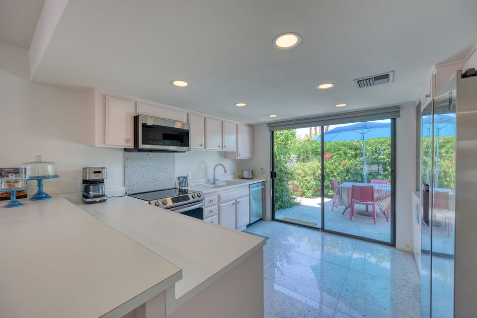 K0146 - Kitchen to Back Patio