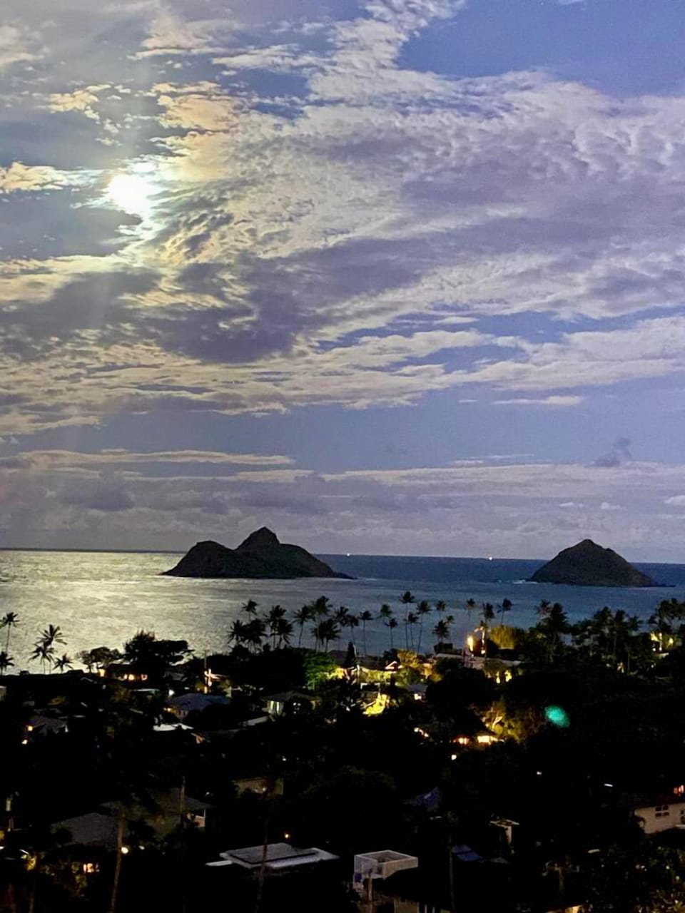 Catch magical moonrise views over the Mokulua Islands from the lanai.