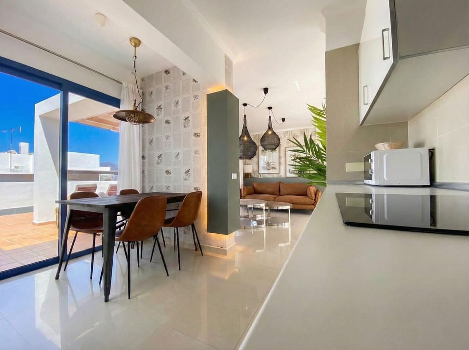 Open space: integrated kitchen and dining room to enjoy together.