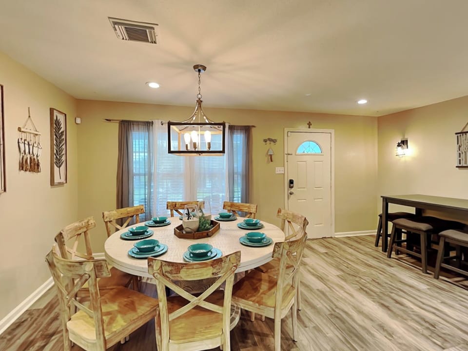 Dining Area - Seating for 8 - Second Floor