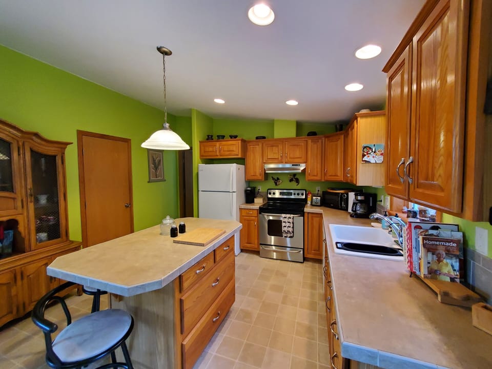 Big kitchen/dining room, kitchen island sits 3.