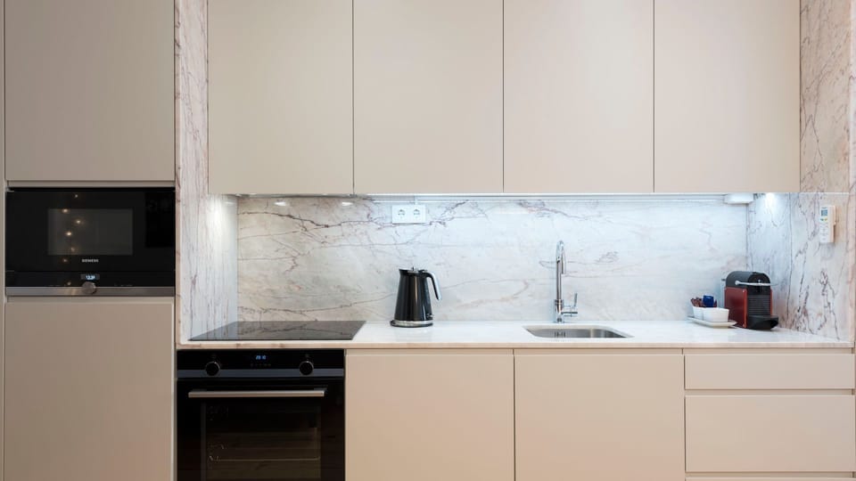 A well-appointed kitchen features premium appliances and ample counter space, making meal prep a breeze for any culinary enthusiast.
#Kitchenette #GourmetKitchen #LovelyStay