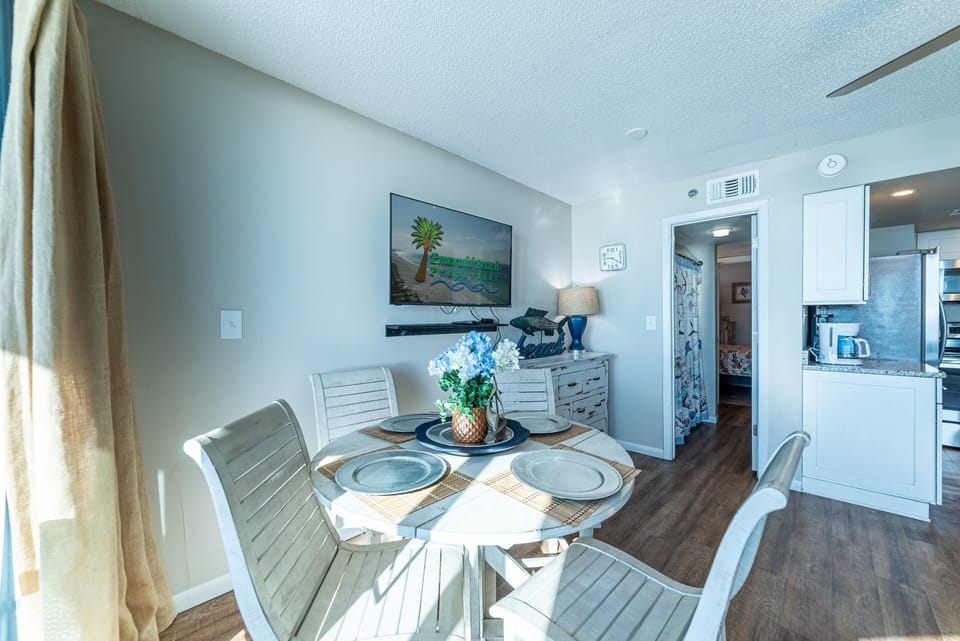 Seating for 4 at the dining room table