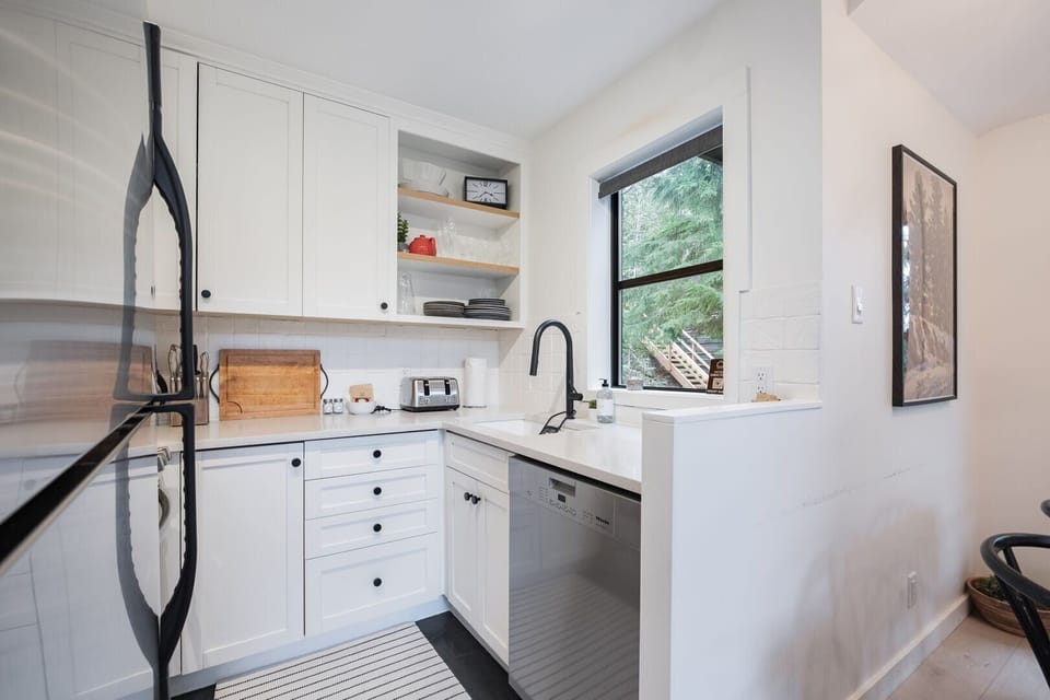 Full kitchen: Stainless steel appliances