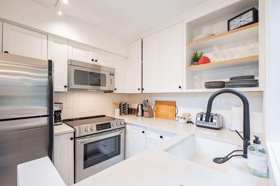 Full kitchen: Stainless steel appliances