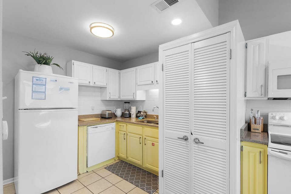 [Kitchen] Fully stocked & equipped kitchen with updated appliances. Dishwasher for easy clean up.