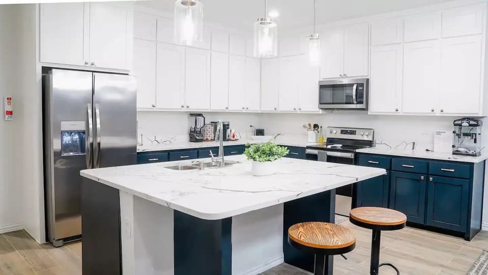 Full kitchen for all you at-home chefs who like to cook up big meals! 