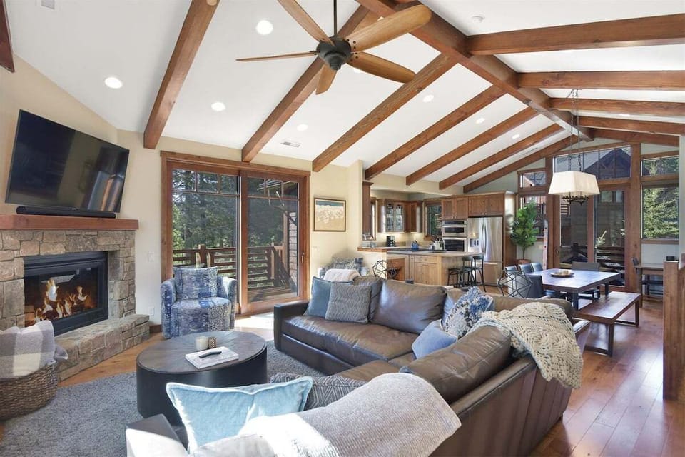 Gray Stone 2150: Open Floor Plan Living Space