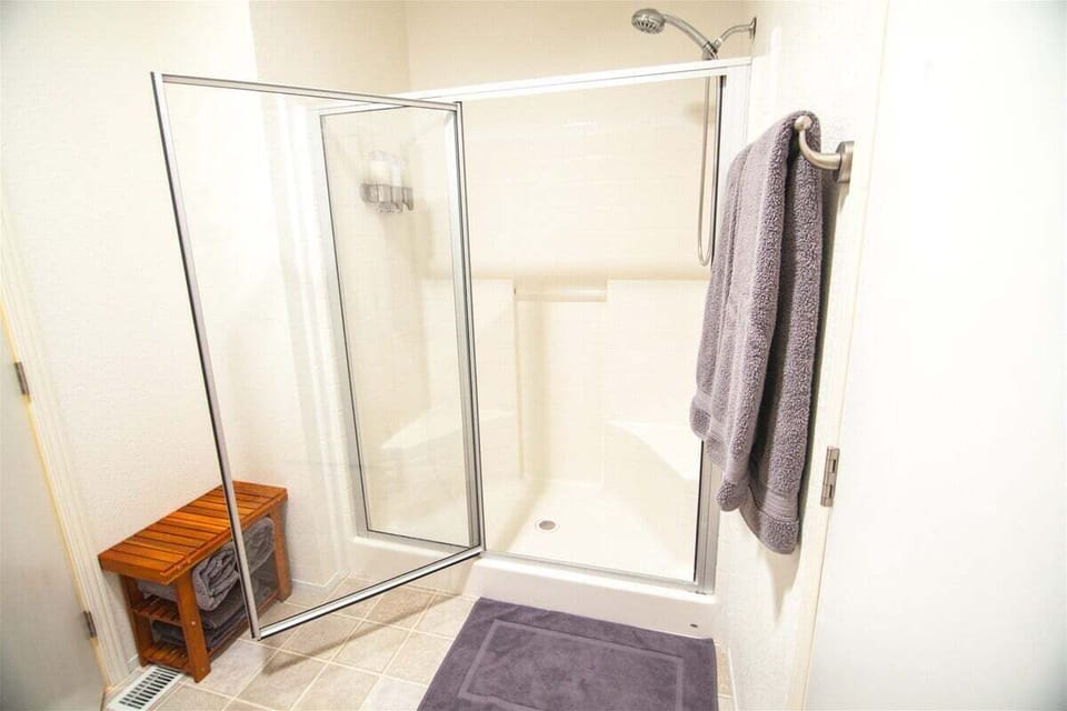 Bedroom 1 ensuite bathroom