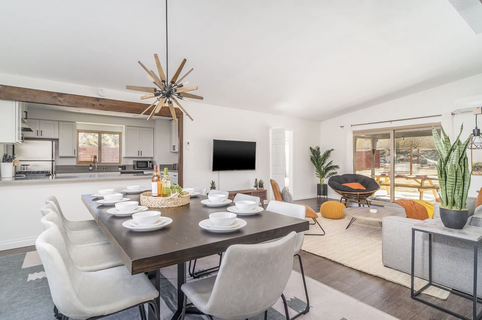 Open space living and dining for 10