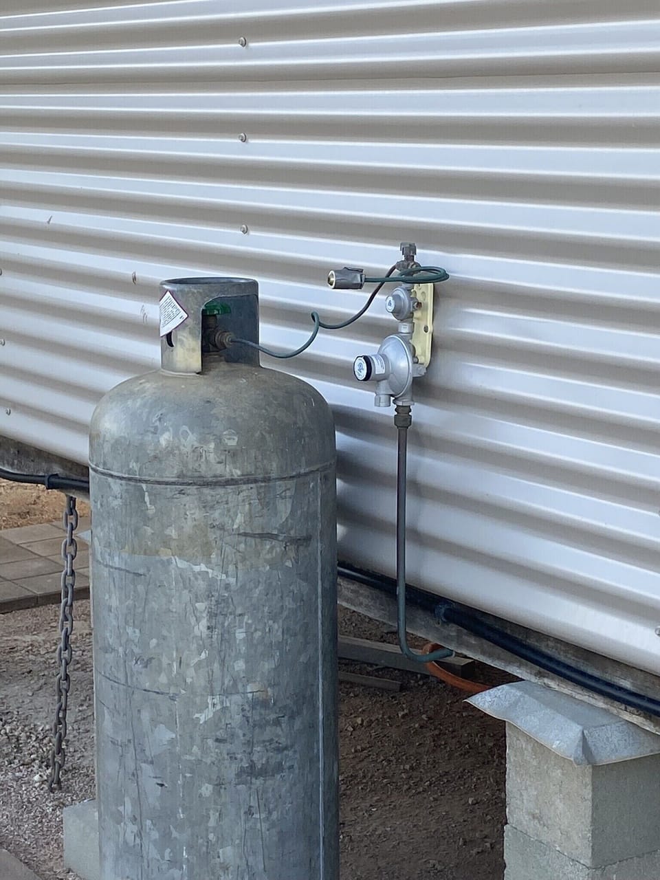 You’ll need to turn on the gas. If you run out please switch to other bottle.