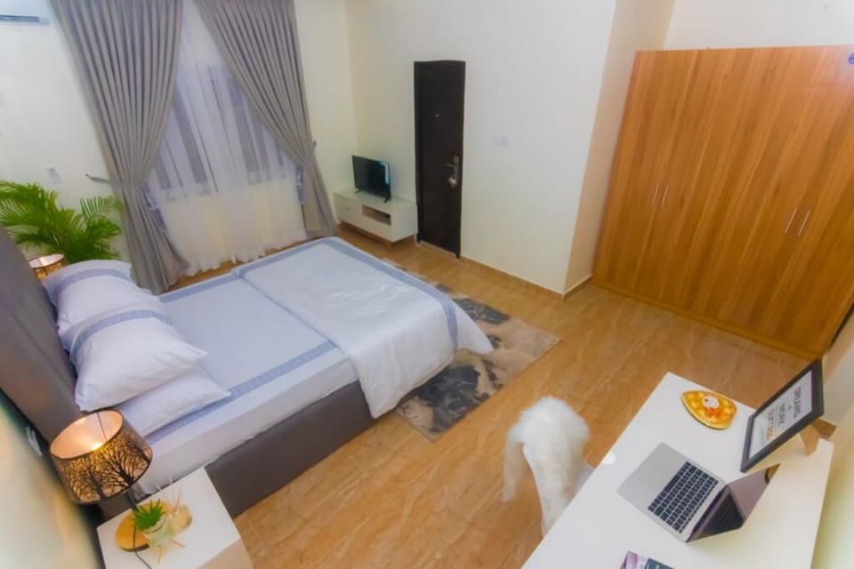 BEDROOM 2