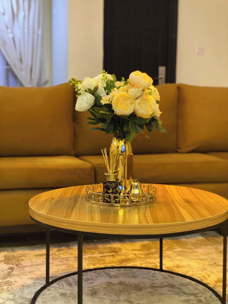 COFFEE TABLE IN LIVING ROOM